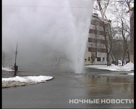 В Екатеринбурге фонтан кипятка  взорвал проезжую часть накануне планового ремонта труб. Куски асфальта падали с высоты 20 метров на припаркованные иномарки